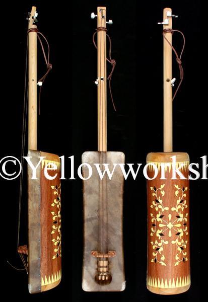 guembri fabrication, guembri shop essaouira, De Marokkaanse basguitar guembri tuning what is the correct tuning for the 3 stringed morrocan bass